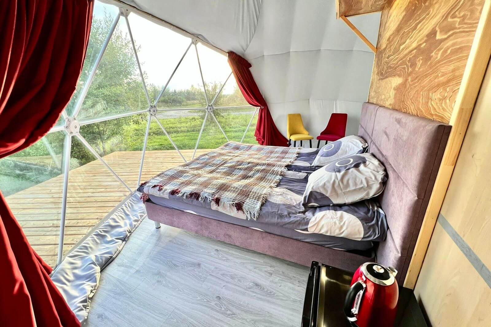 Купольный отель «Отдых». Большая кровать и панорамная стена глэмп-палатки.