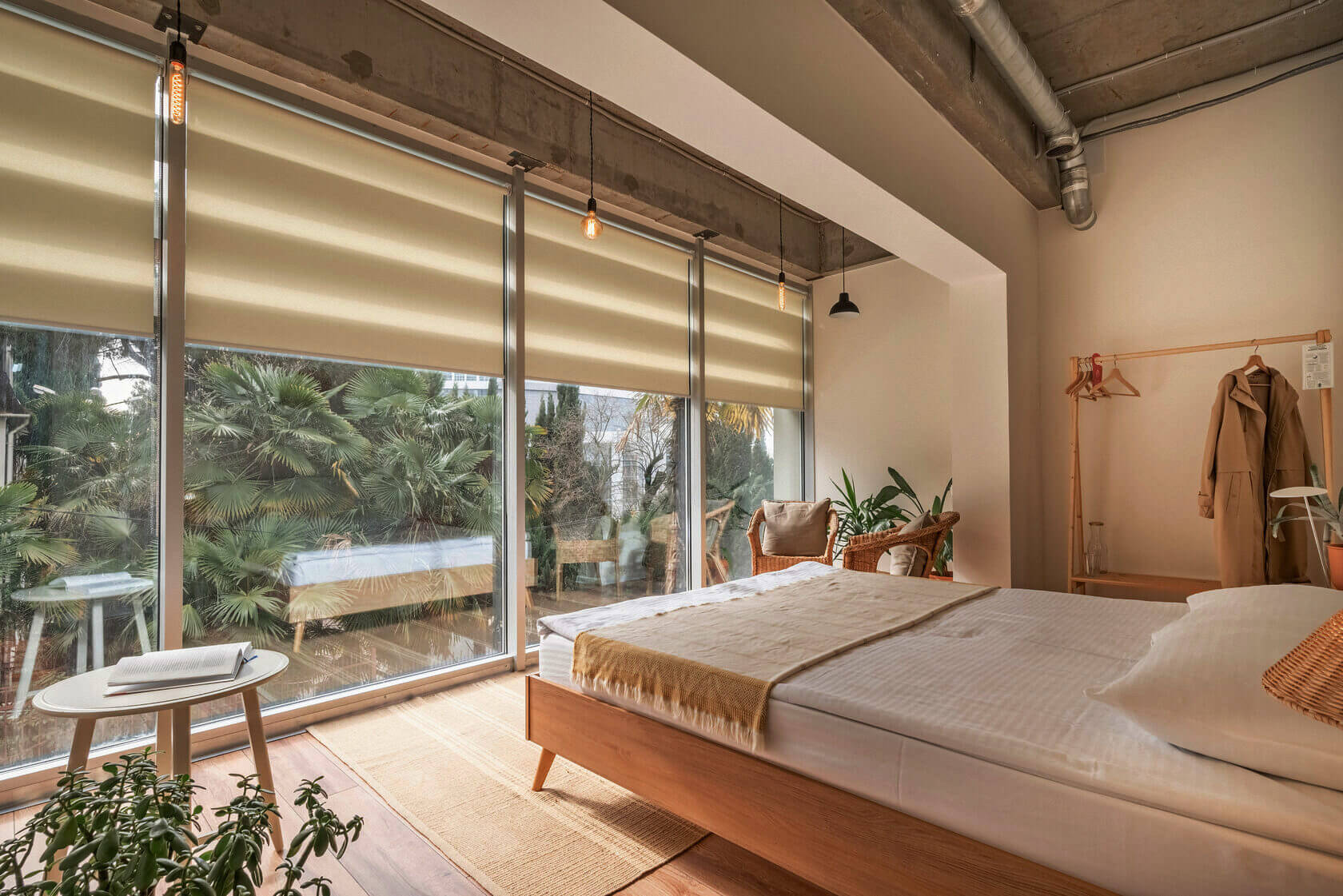 Кровать установлена у окна с видом на тропический сад.