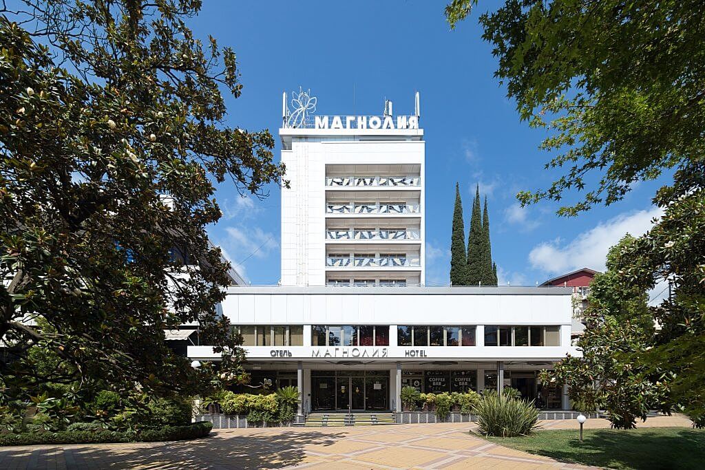 Здание отеля - классическая советская гостиница.