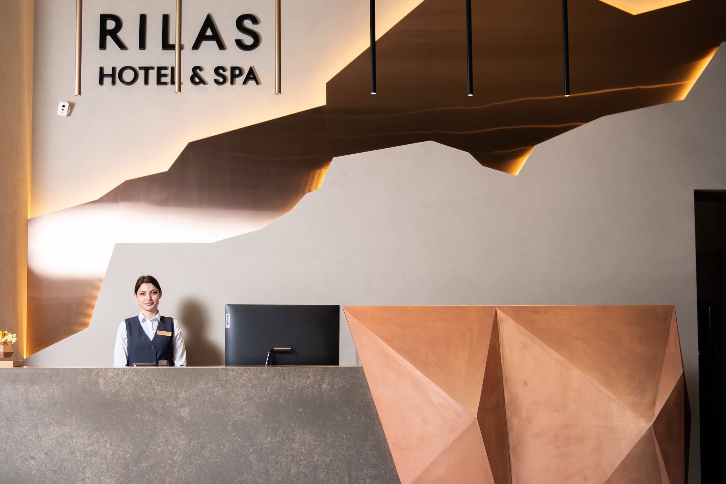 Rilas Hotel 4*. Новый отель, стойка регистрации.