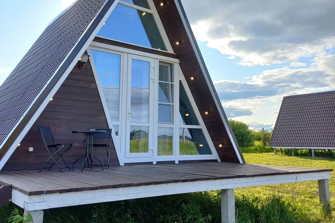 Красивый домик с открытой террасой.
