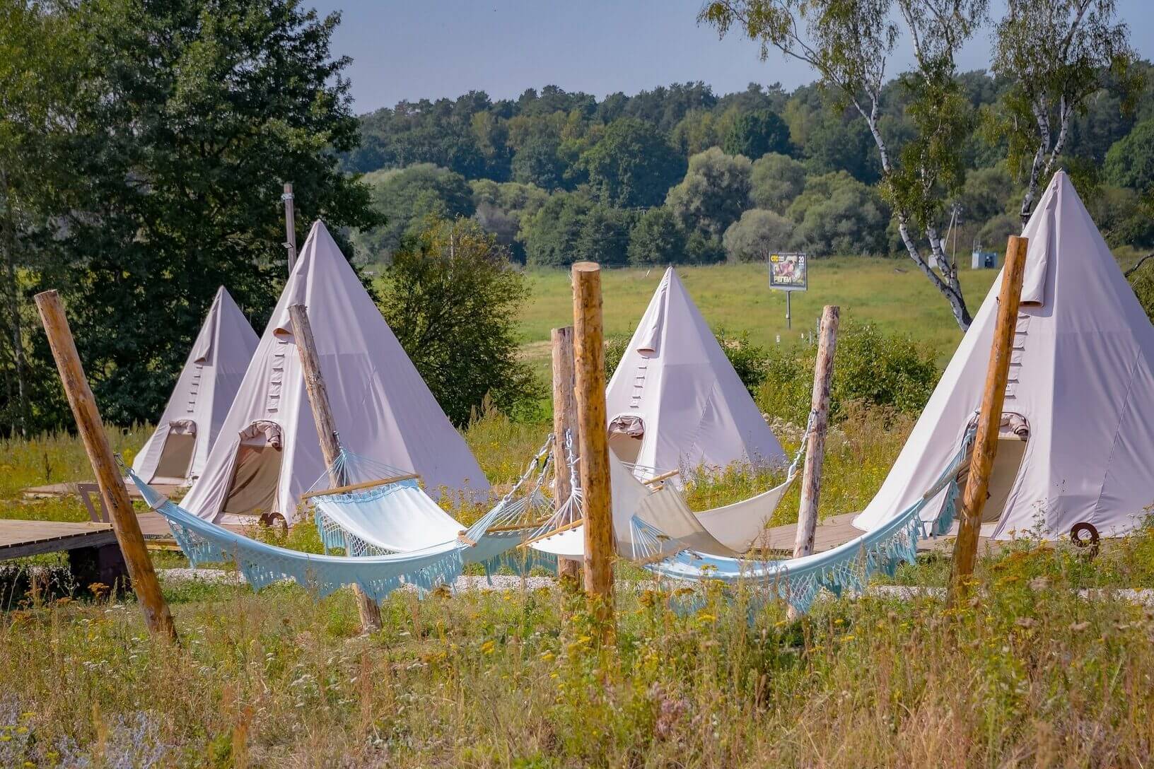 Летом на территории устанавливают палатки-типи.
