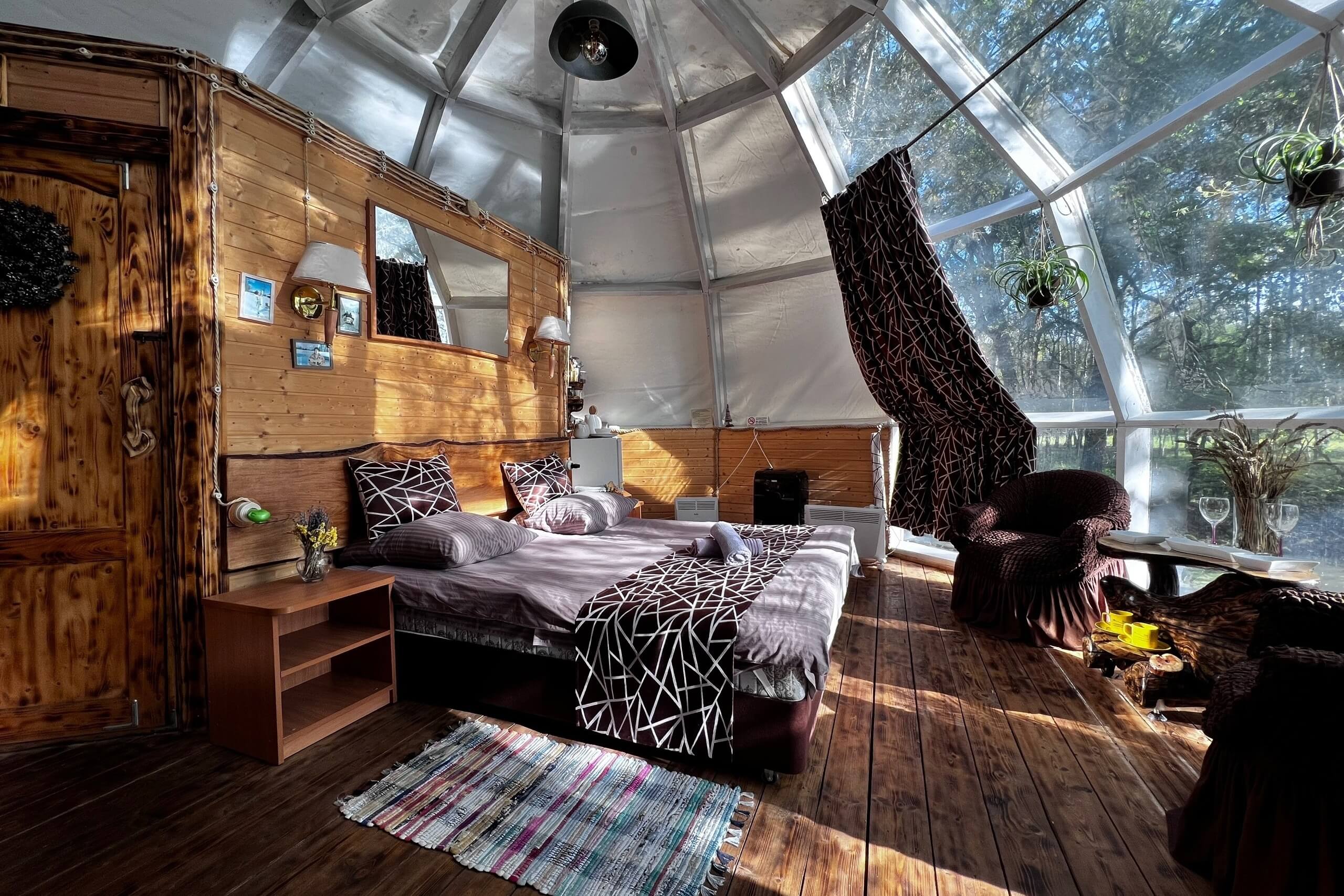 Интерьер купольного шатра — современная дорогая гостиница.